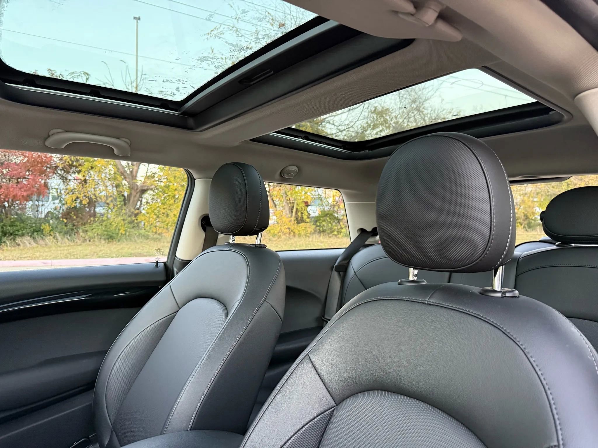 Used 2019 MINI Cooper 2-Door Hardtop w/ Premium Package image 11