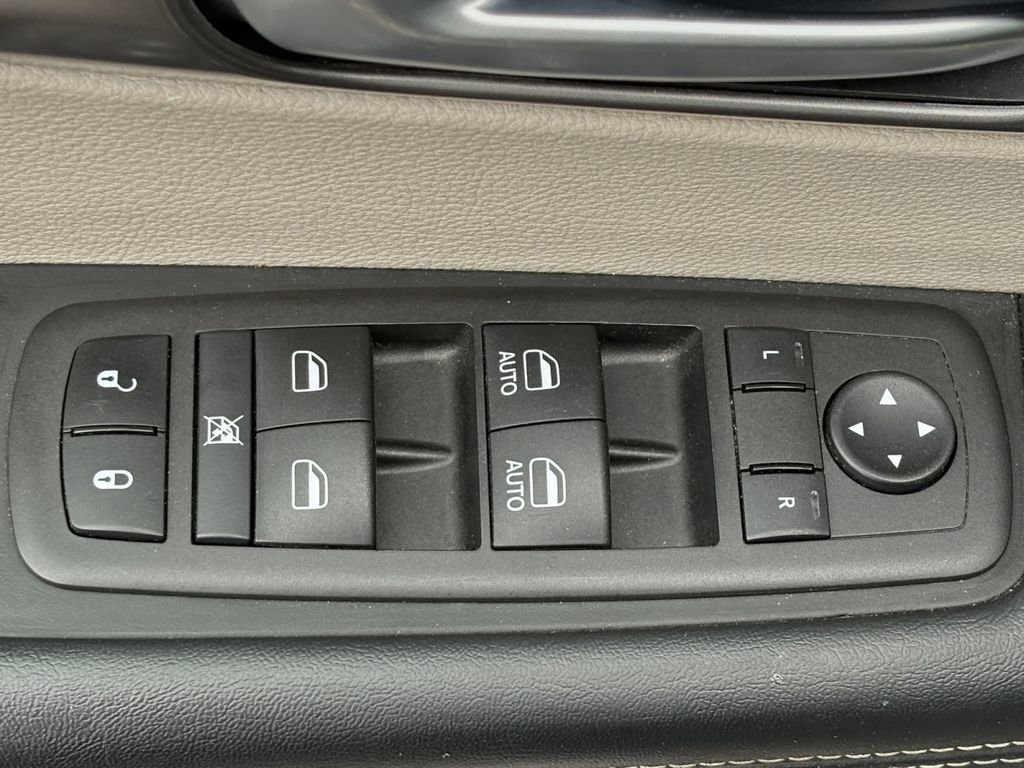 Used 2024 Chrysler Pacifica Select image 14