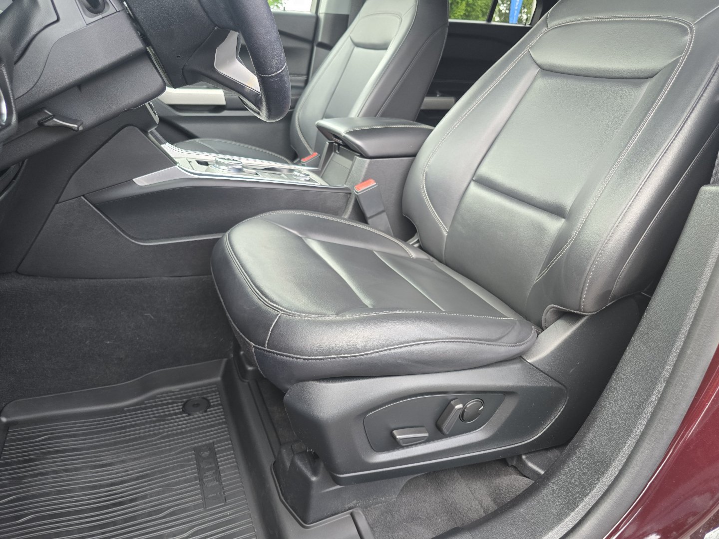 Used 2023 Ford Explorer XLT w/ Equipment Group 202A AWD/4WD image 39