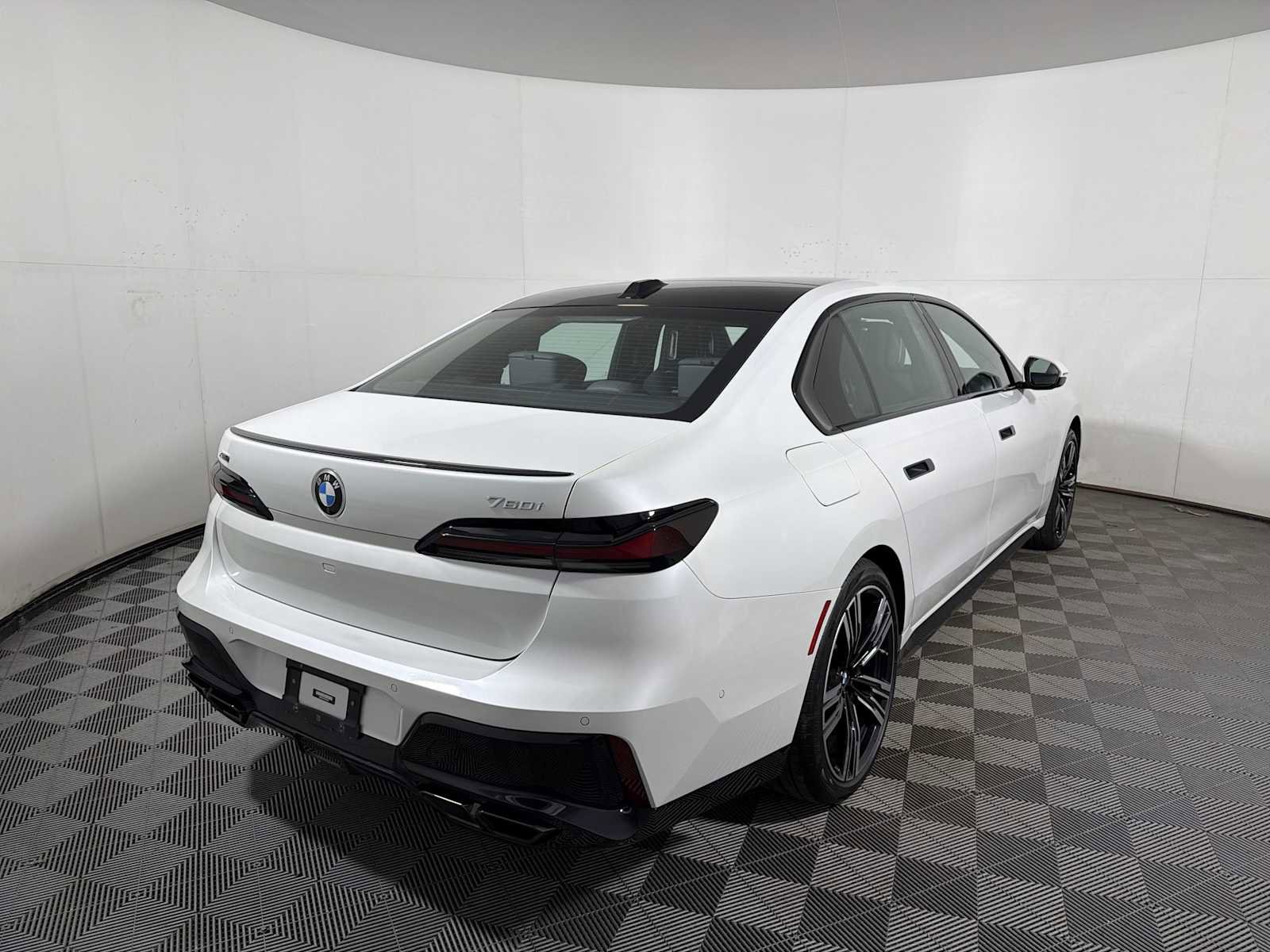 Certified 2023 BMW 760i xDrive AWD/4WD image 3