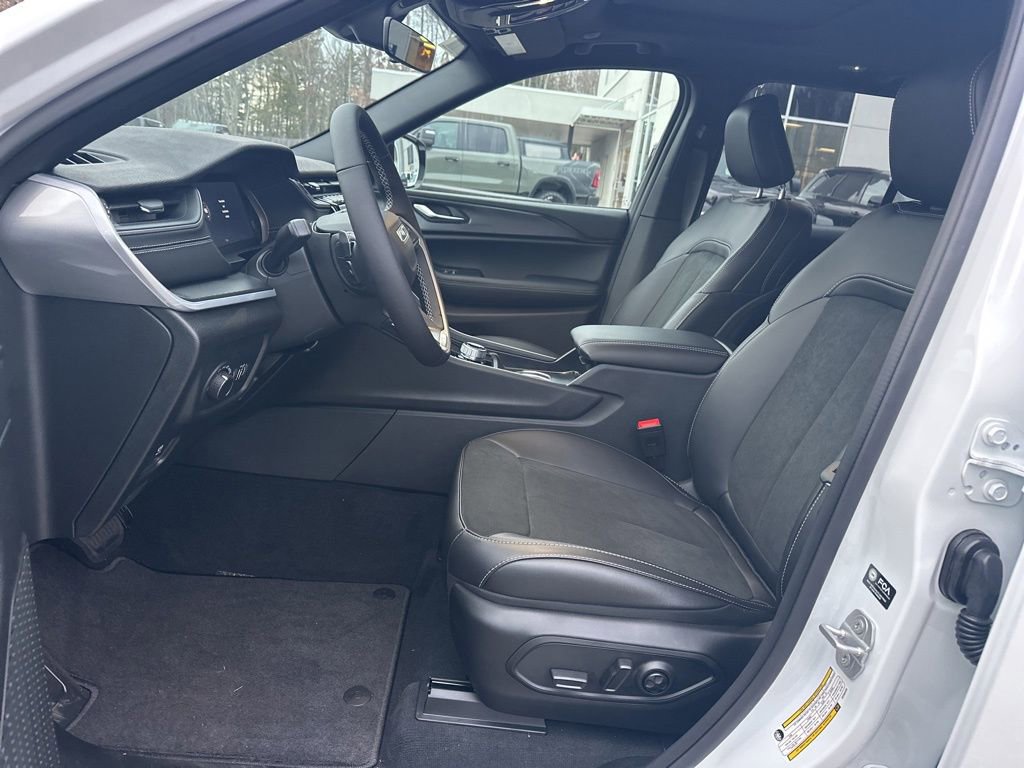 New 2025 Jeep Grand Cherokee Altitude AWD/4WD image 10