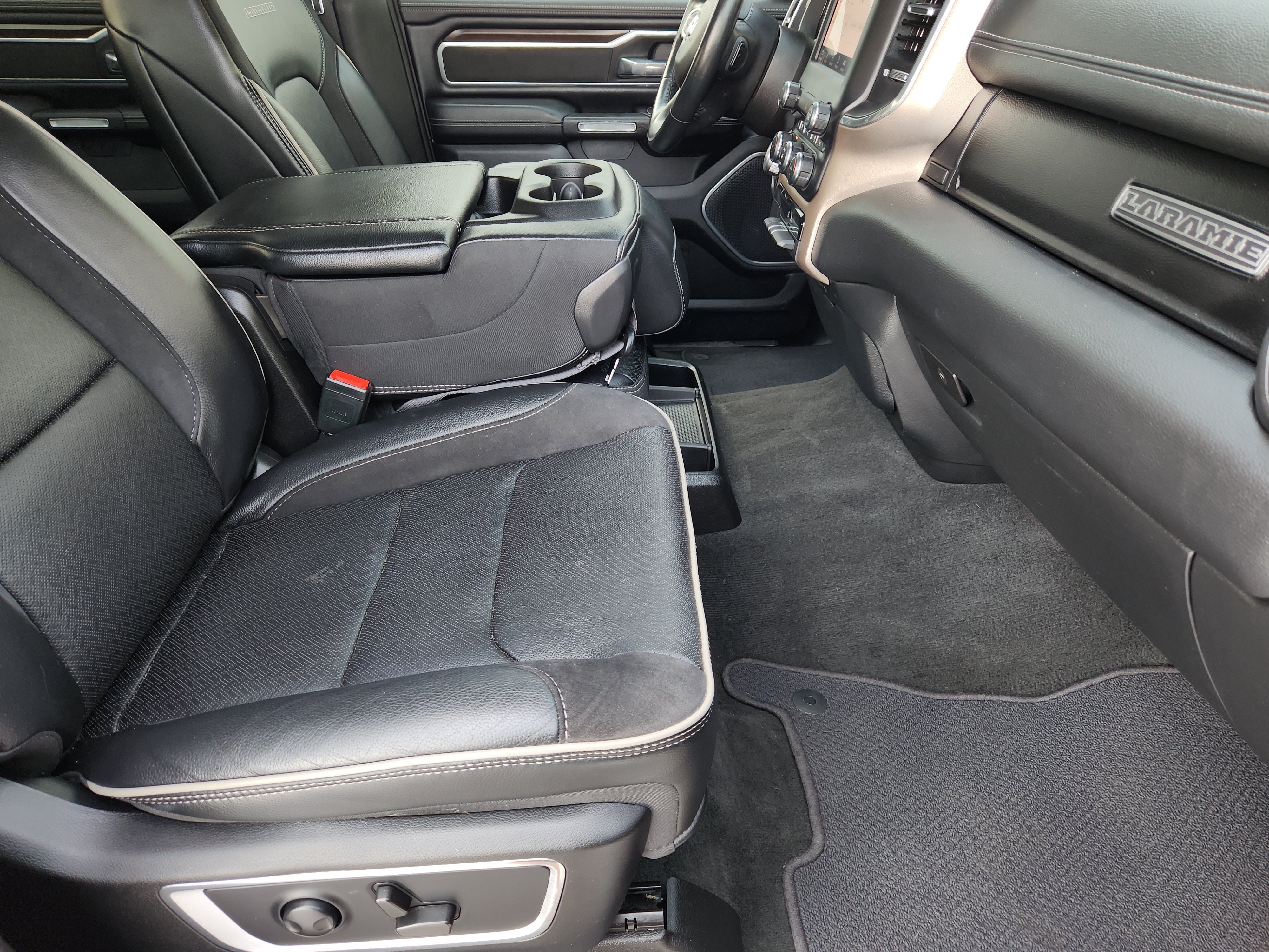 Used 2022 RAM 1500 Laramie AWD/4WD image 17