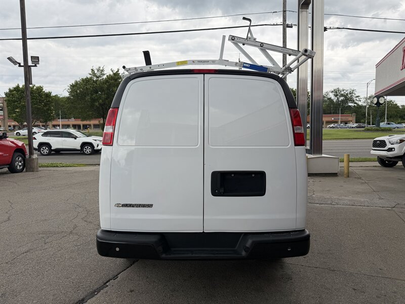 Used 2021 Chevrolet Express 3500 w/ Driver Convenience Package RWD image 7