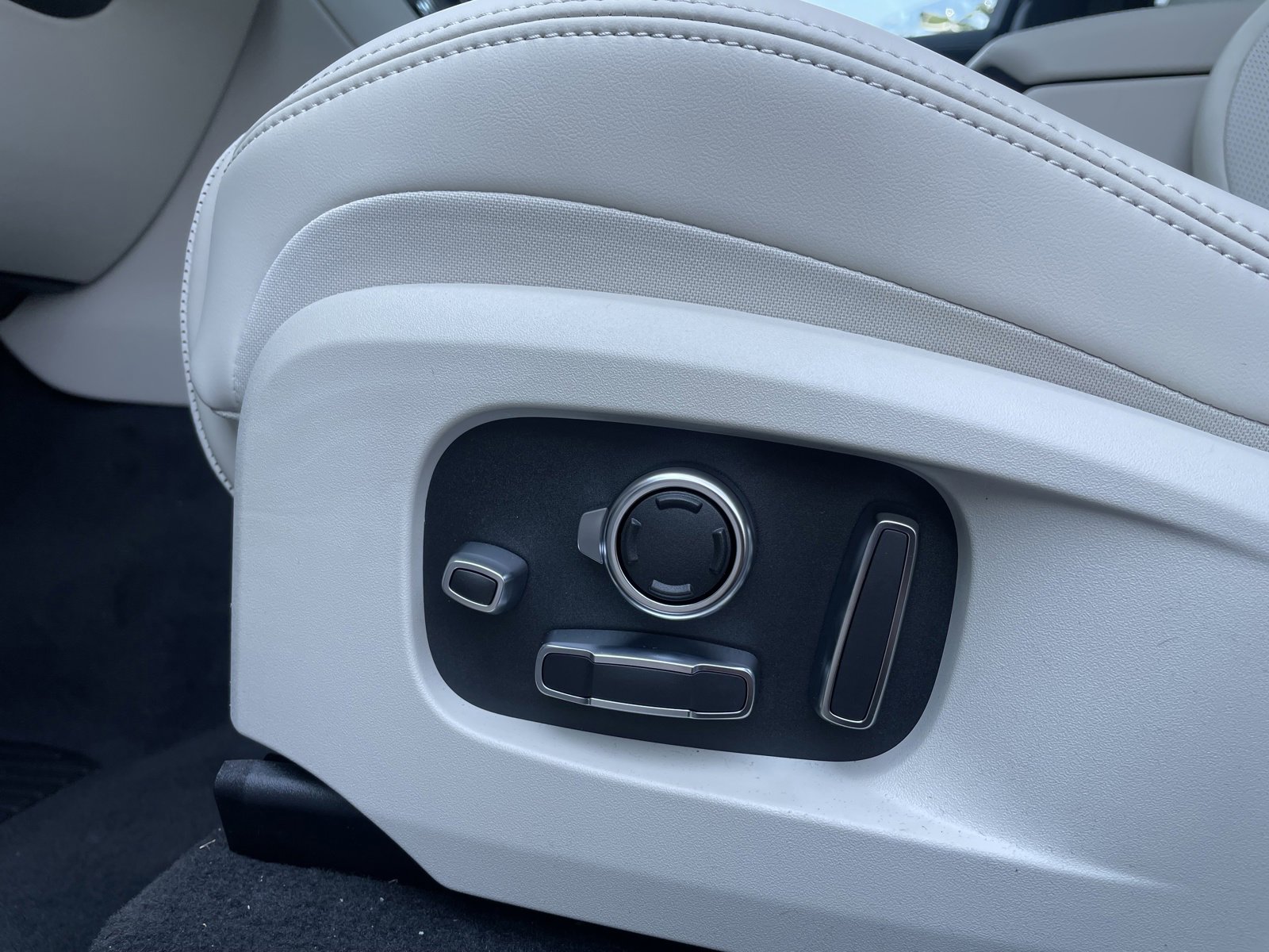 New 2025 Jaguar F-PACE R-Dynamic S image 15