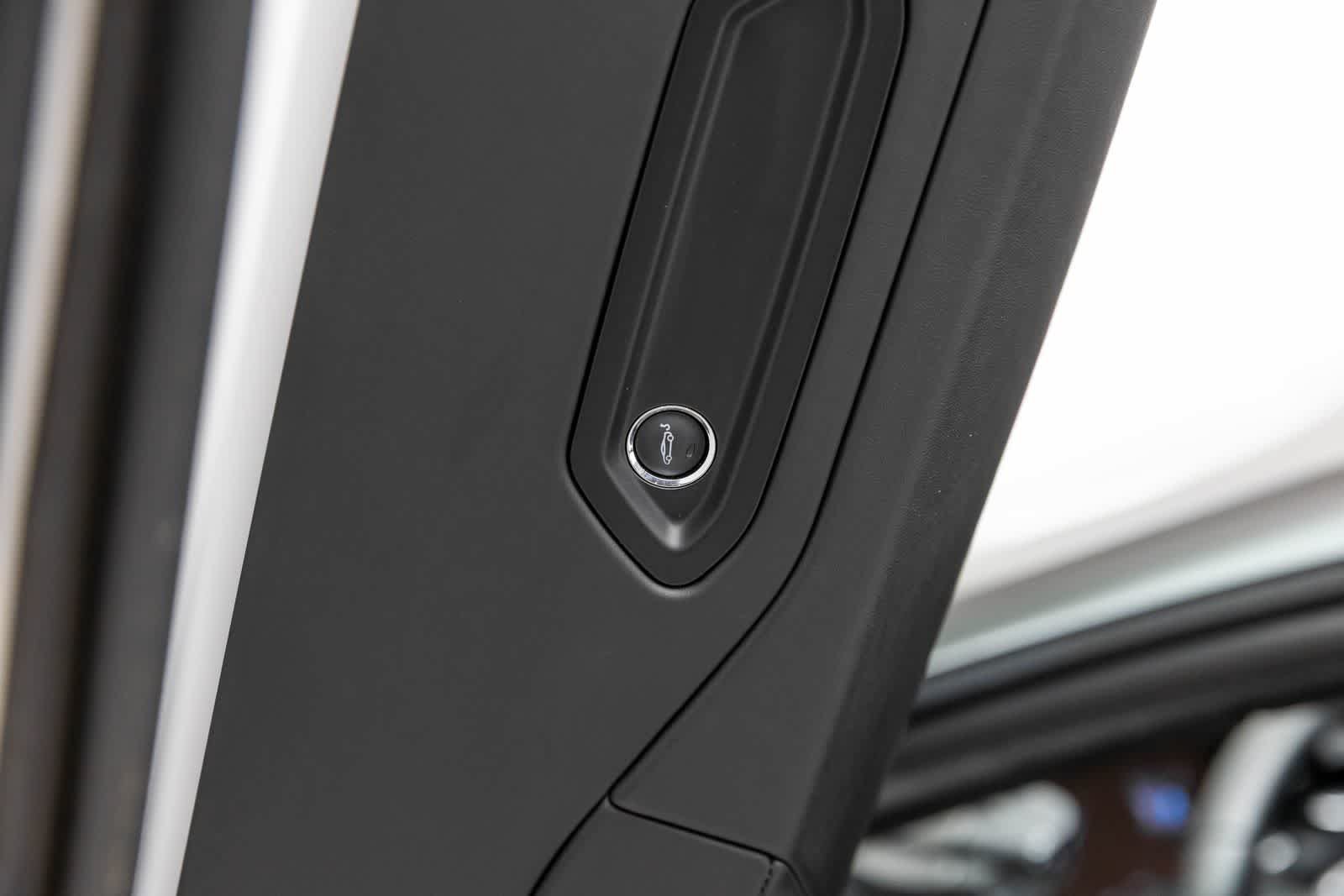 Used 2023 McLaren Artura RWD image 20