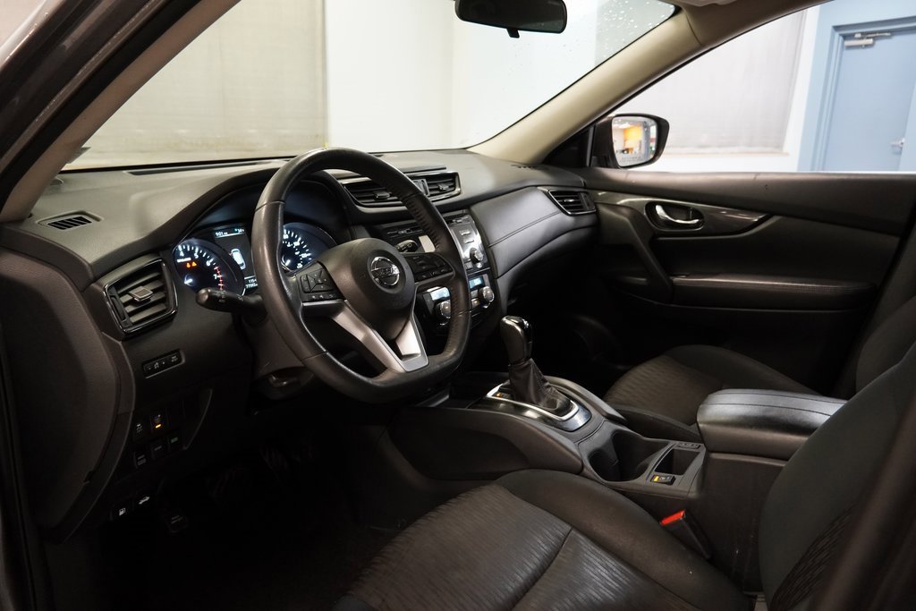 Used 2017 Nissan Rogue SV w/ Midnight Edition image 6