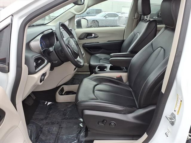 Used 2023 Chrysler Pacifica Touring-L FWD image 11