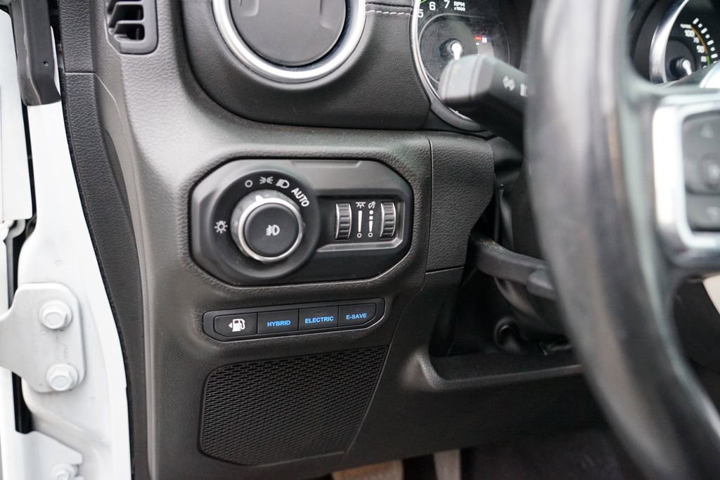 Used 2022 Jeep Wrangler Unlimited Sahara w/ Cold Weather Group image 17