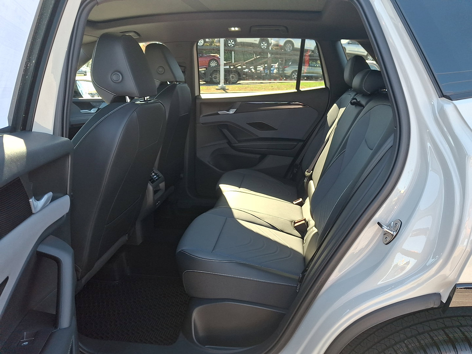 New 2025 Volkswagen Tiguan SE R-Line image 6