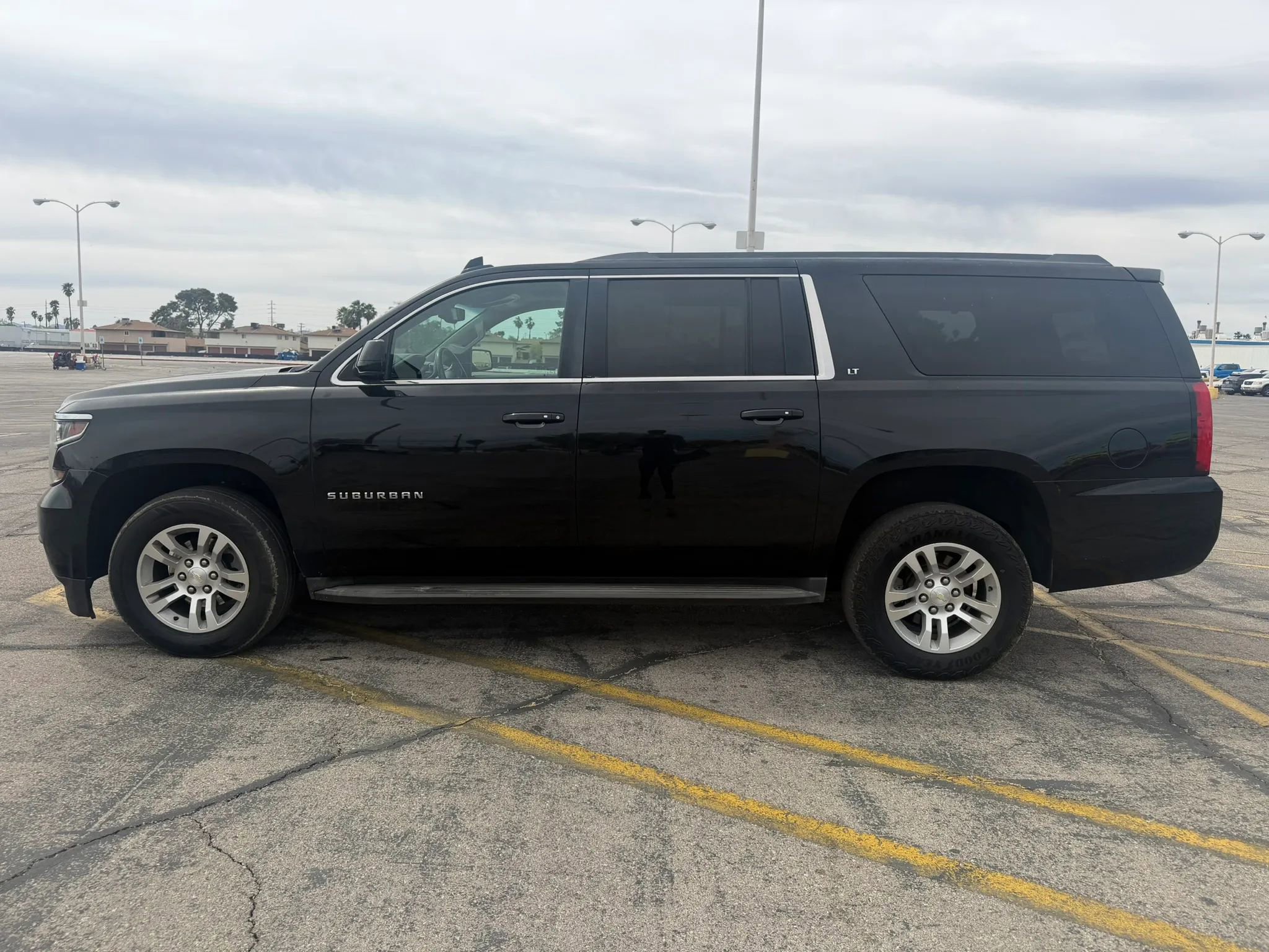 Used 2016 Chevrolet Suburban LT RWD image 3