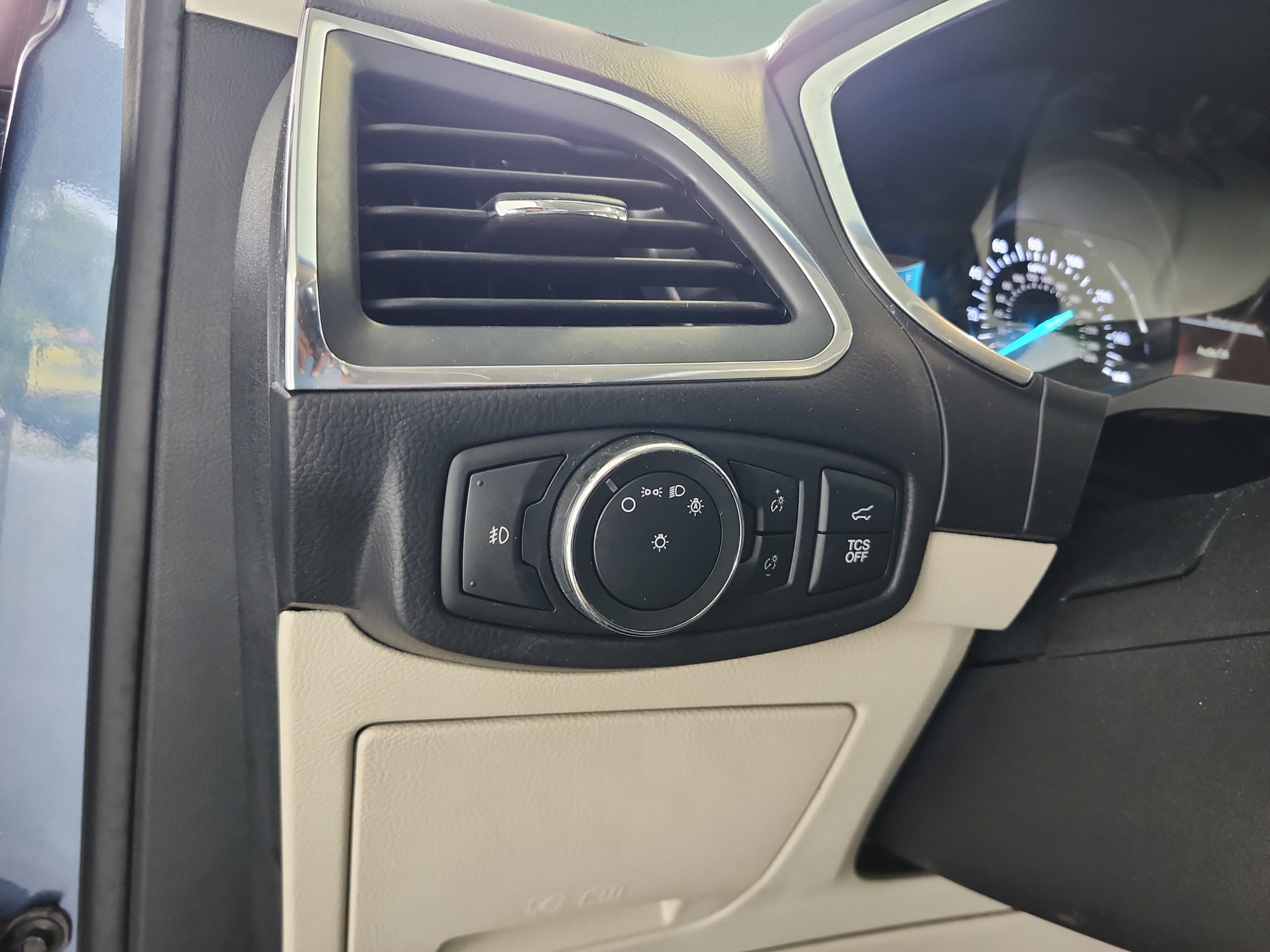 Used 2019 Ford Edge Titanium w/ Cold Weather Package AWD/4WD image 13