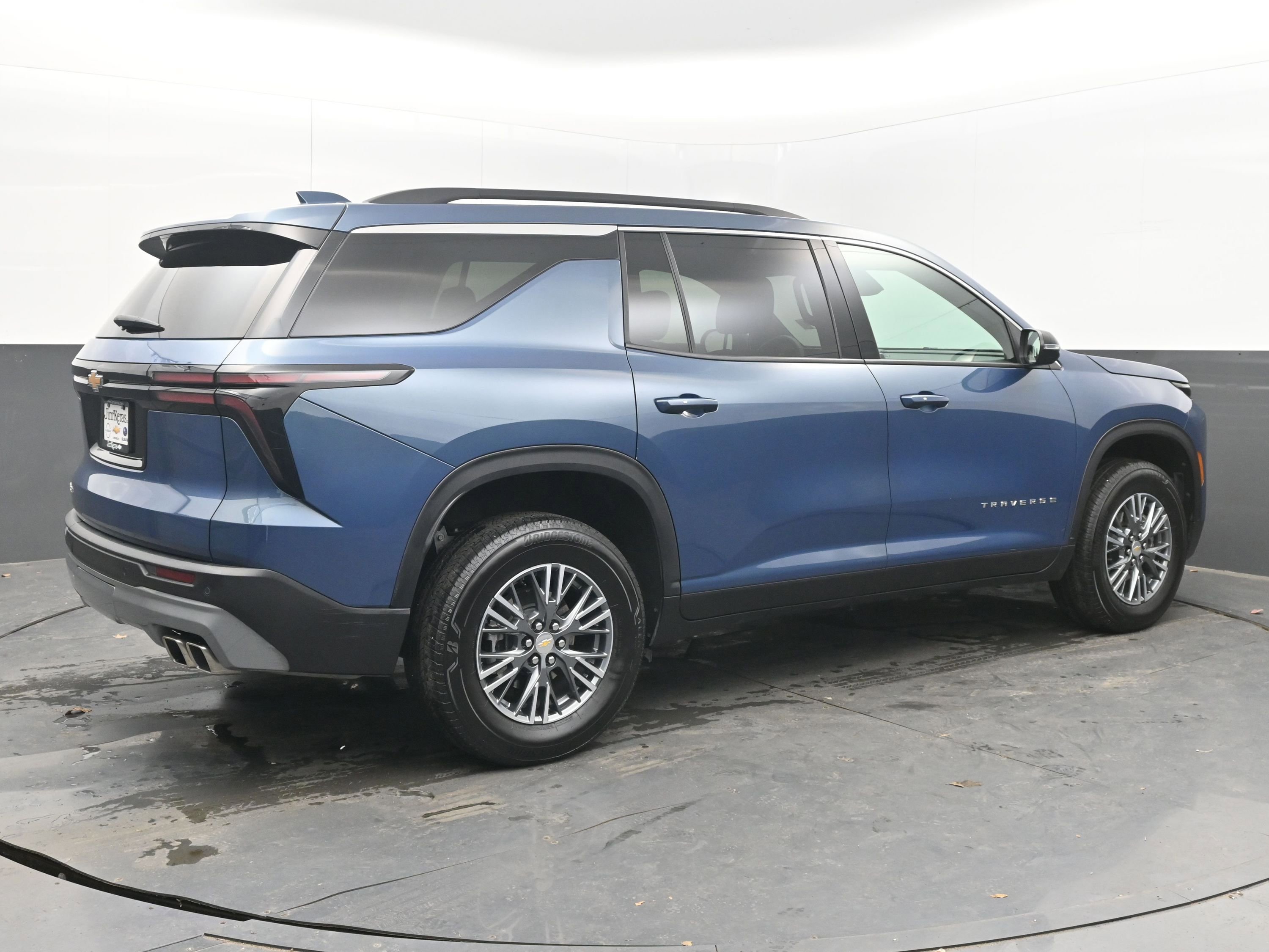 Used 2025 Chevrolet Traverse LT image 9
