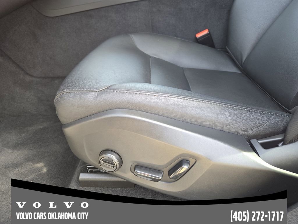 Certified 2025 Volvo XC60 B5 Core image 22