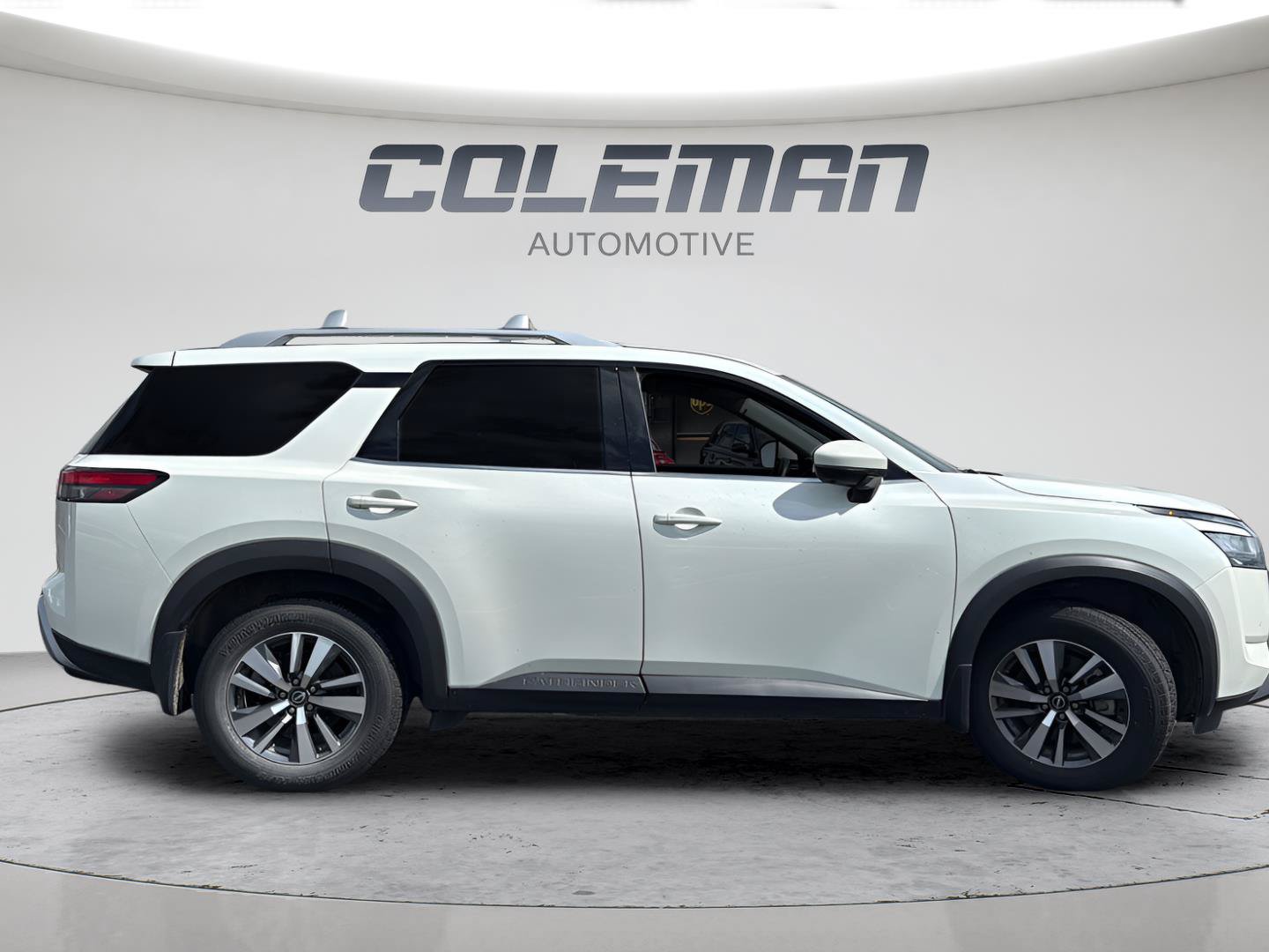 Used 2024 Nissan Pathfinder SL FWD image 6