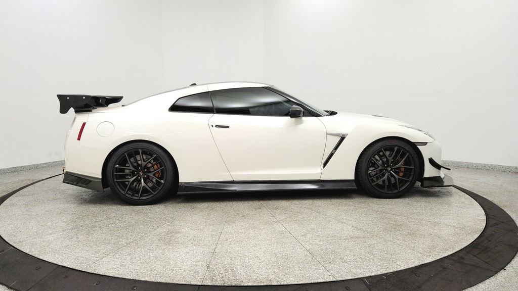 Used 2017 Nissan GT-R Premium w/ Premium Interior Package AWD/4WD image 6