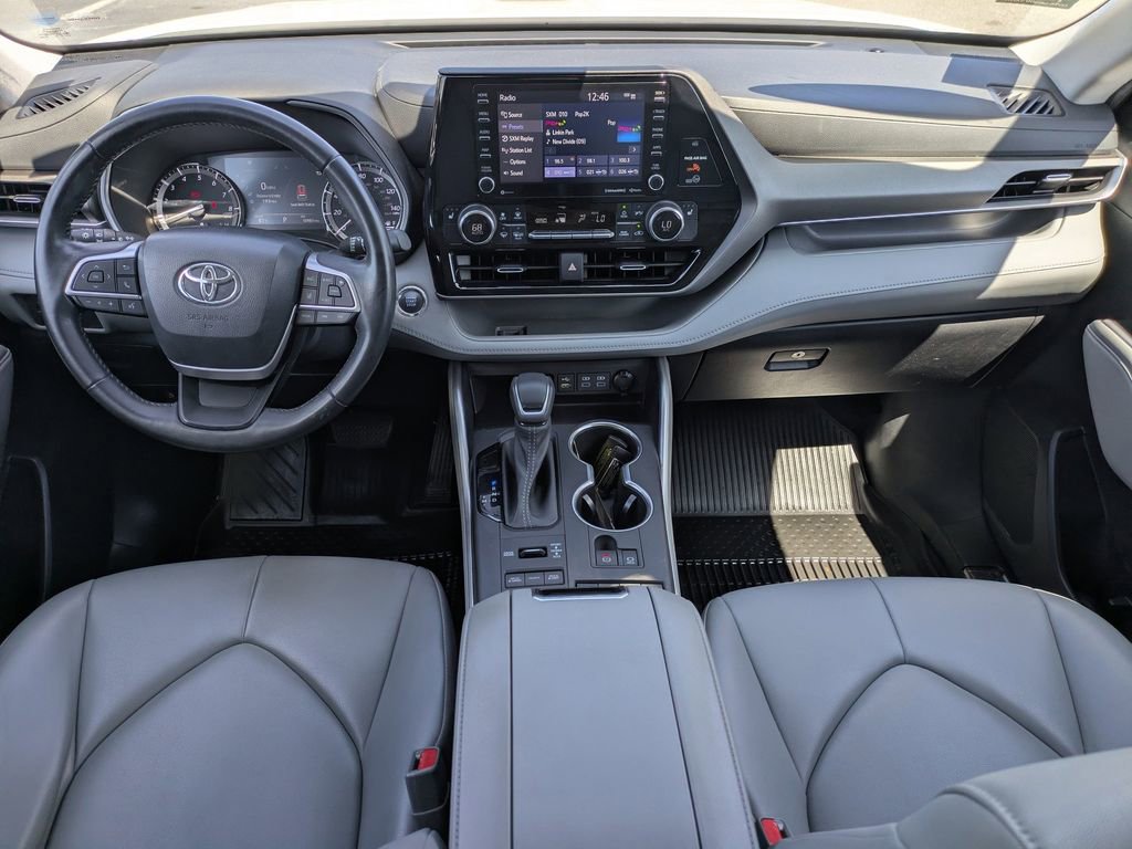 Used 2022 Toyota Highlander XLE AWD/4WD image 16