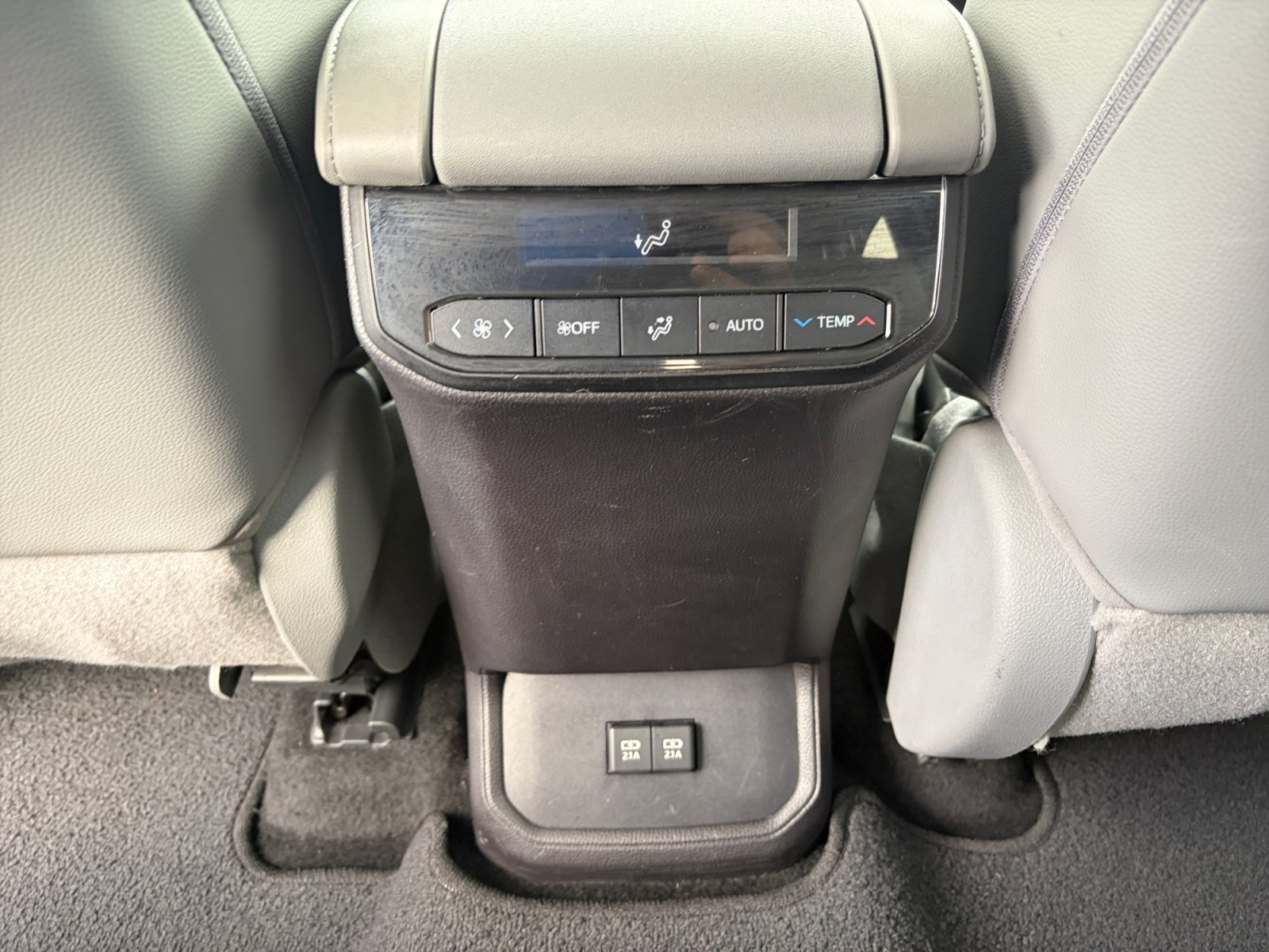 Used 2021 Toyota Highlander XLE AWD/4WD image 25