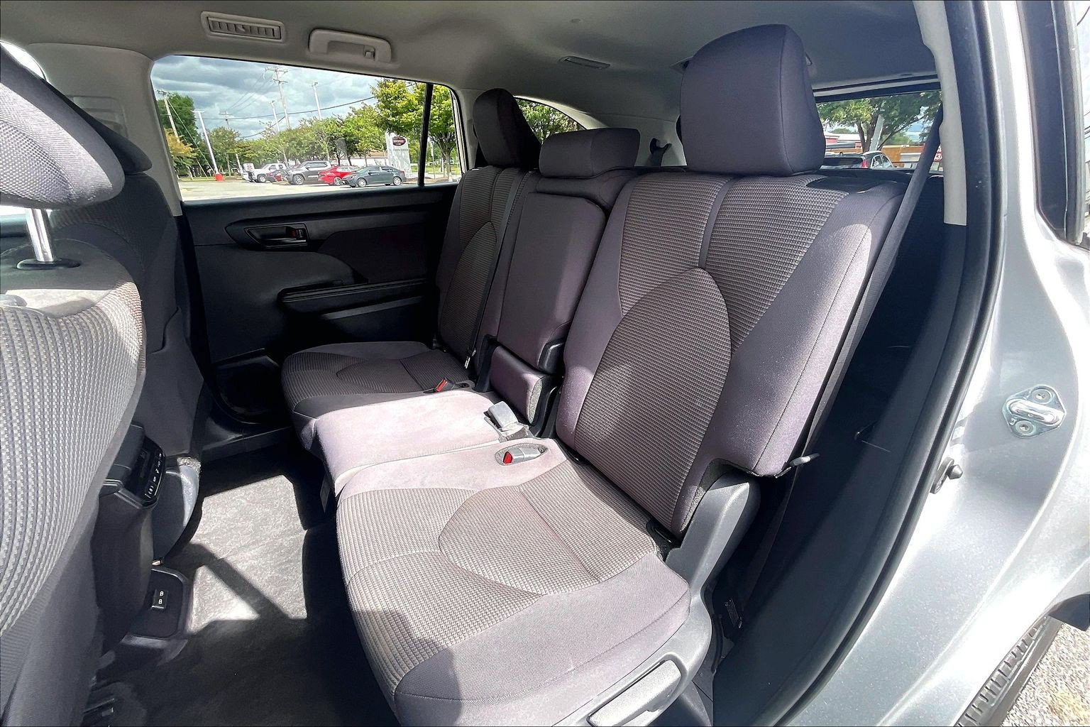 Used 2024 Toyota Highlander LE AWD/4WD image 30
