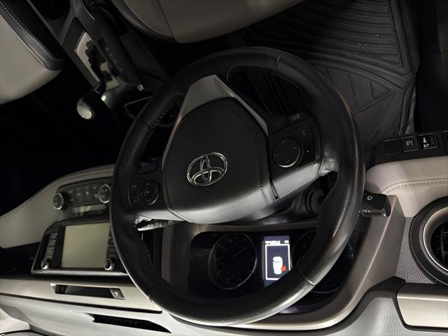 Used 2018 Toyota RAV4 Limited FWD image 18