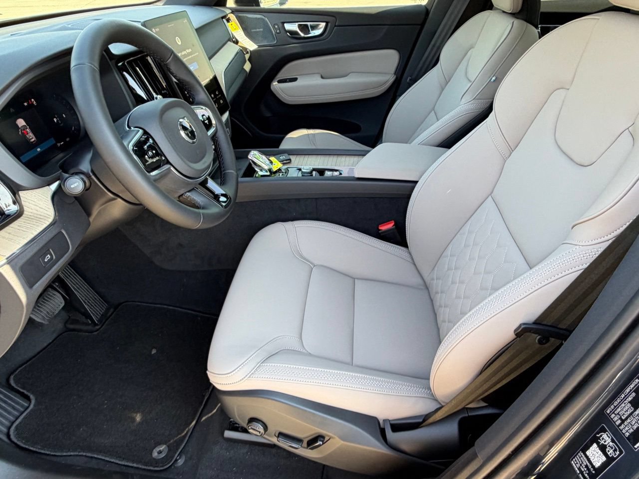 New 2027 Volvo XC60 B5 Plus AWD/4WD image 13