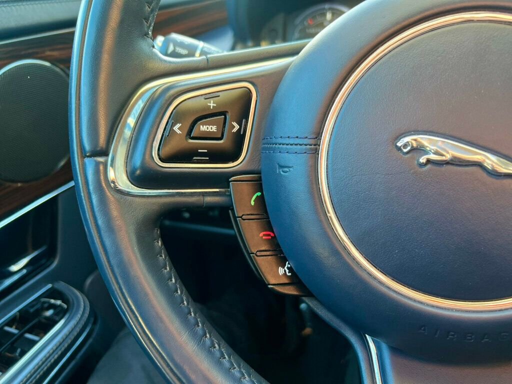 Used 2011 Jaguar XJ L image 22