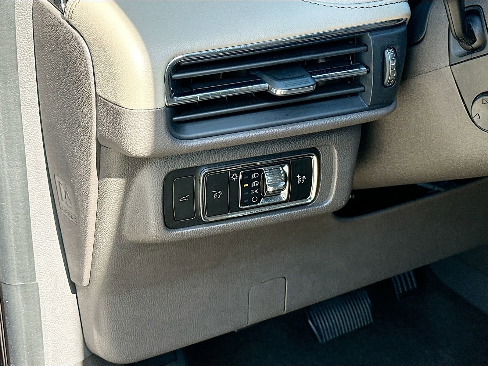 Used 2023 Lincoln Corsair Reserve w/ Equipment Group 201A image 10