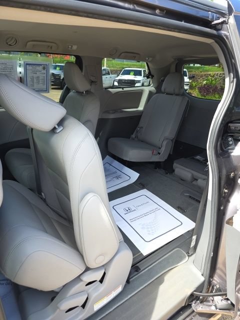 Used 2020 Toyota Sienna FWD image 14