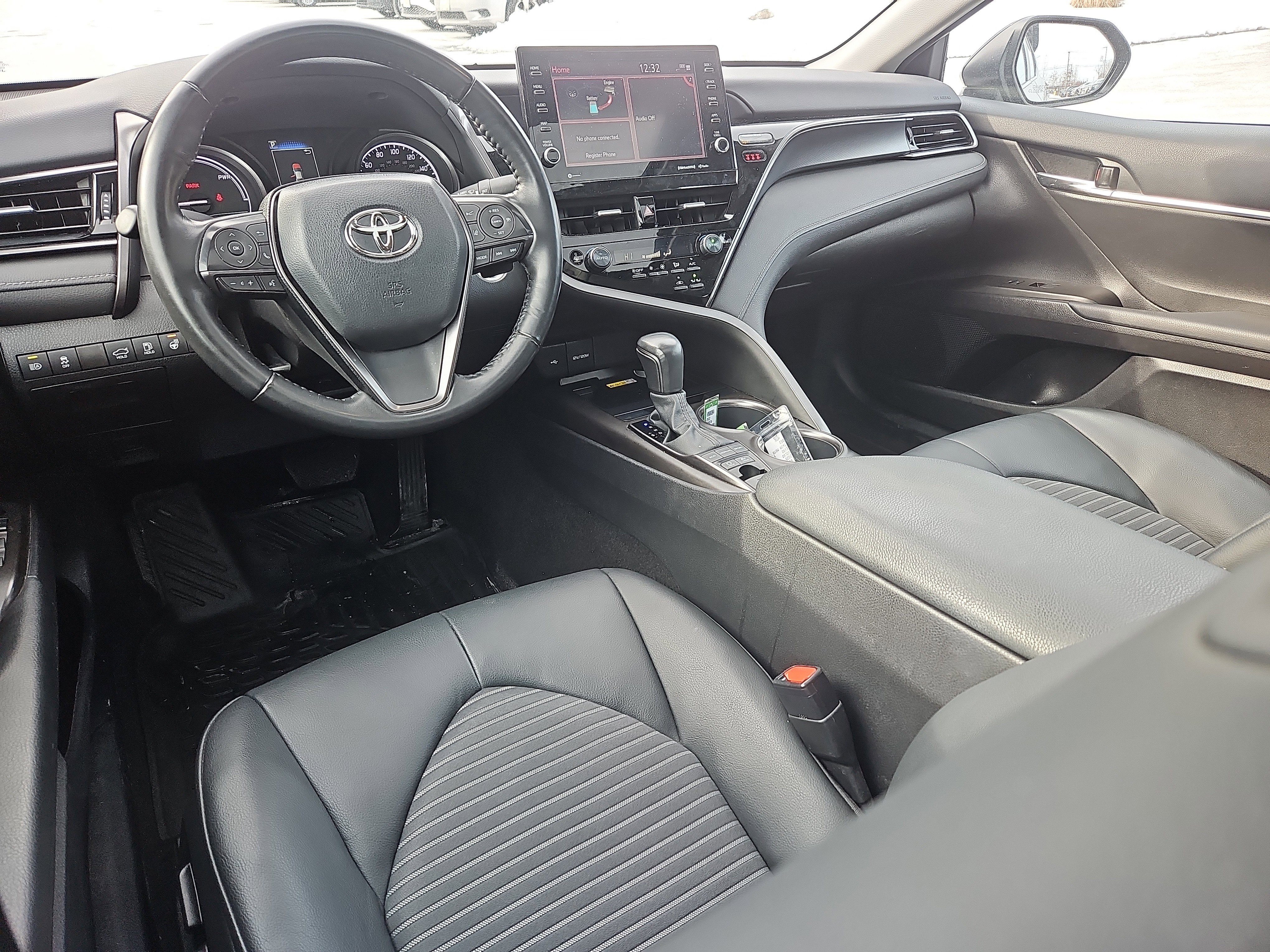 Used 2022 Toyota Camry SE image 3