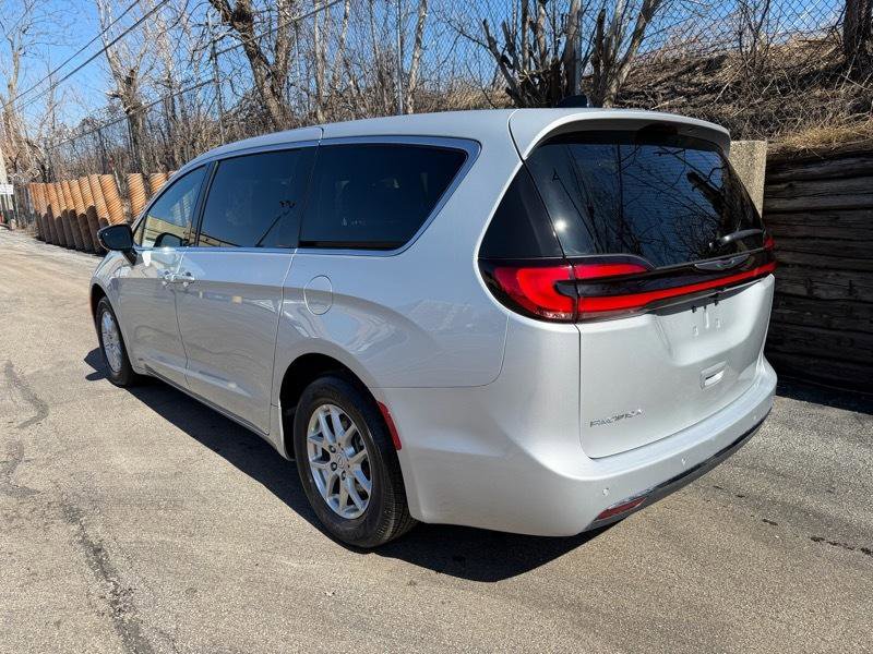 Used 2026 Chrysler Pacifica Select FWD image 7