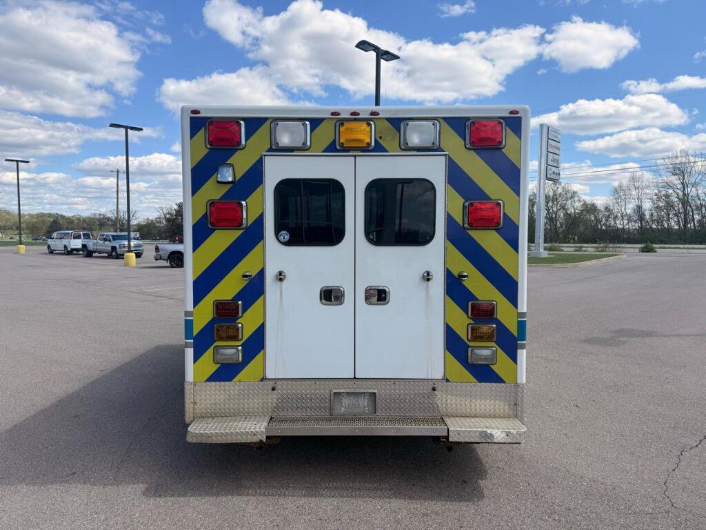Used 2017 Ford E-450 and Econoline 450 Super Duty w/ Ambulance Prep Package RWD image 4