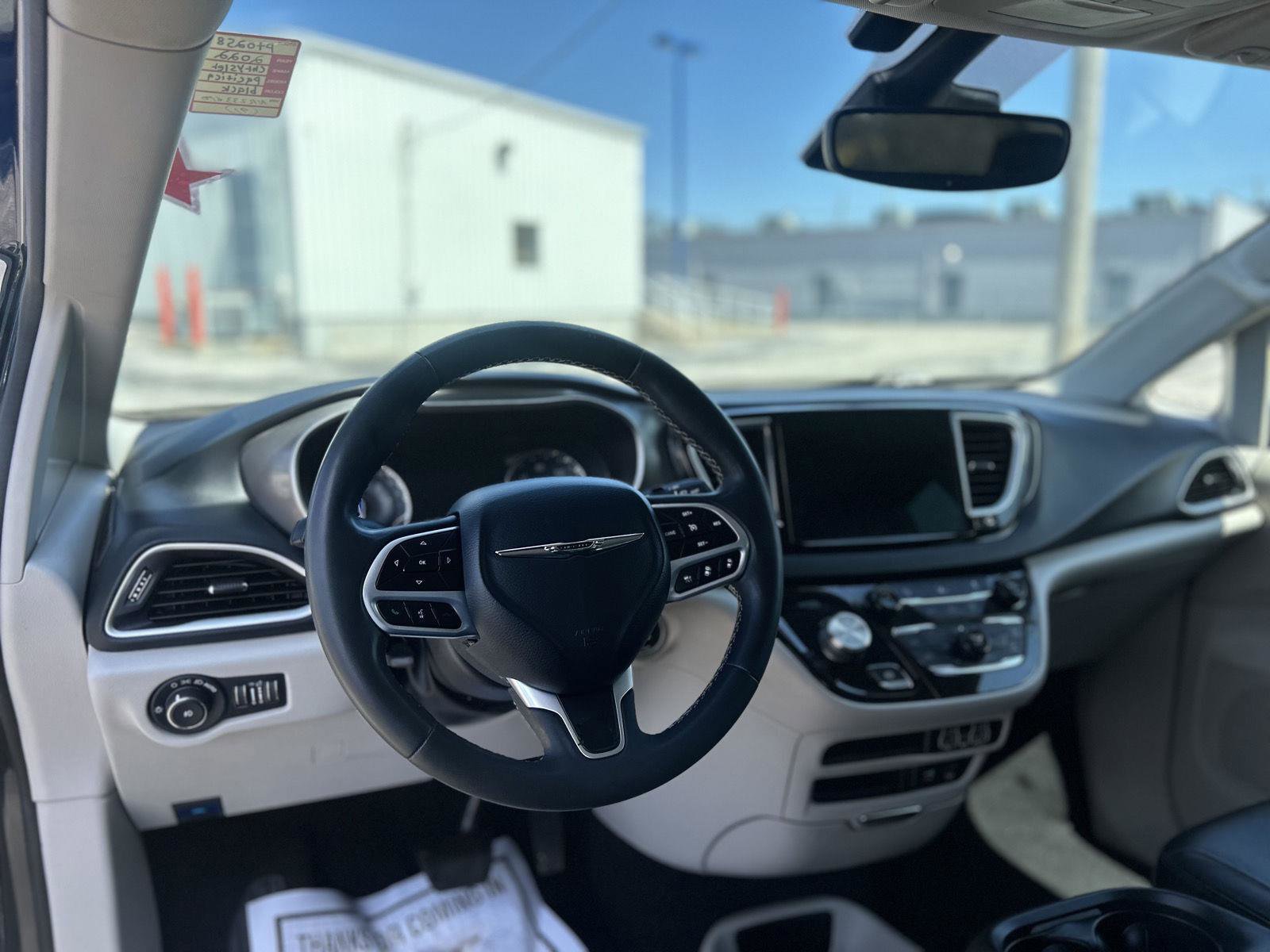 Used 2022 Chrysler Pacifica Touring-L FWD image 17