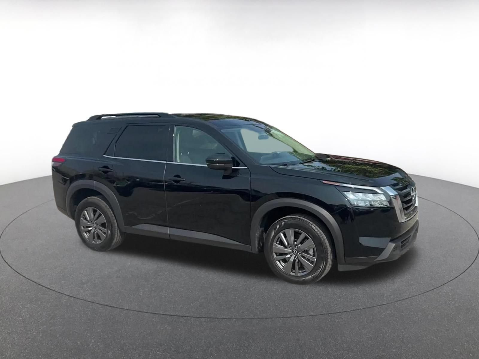 Used 2025 Nissan Pathfinder SV FWD image 2