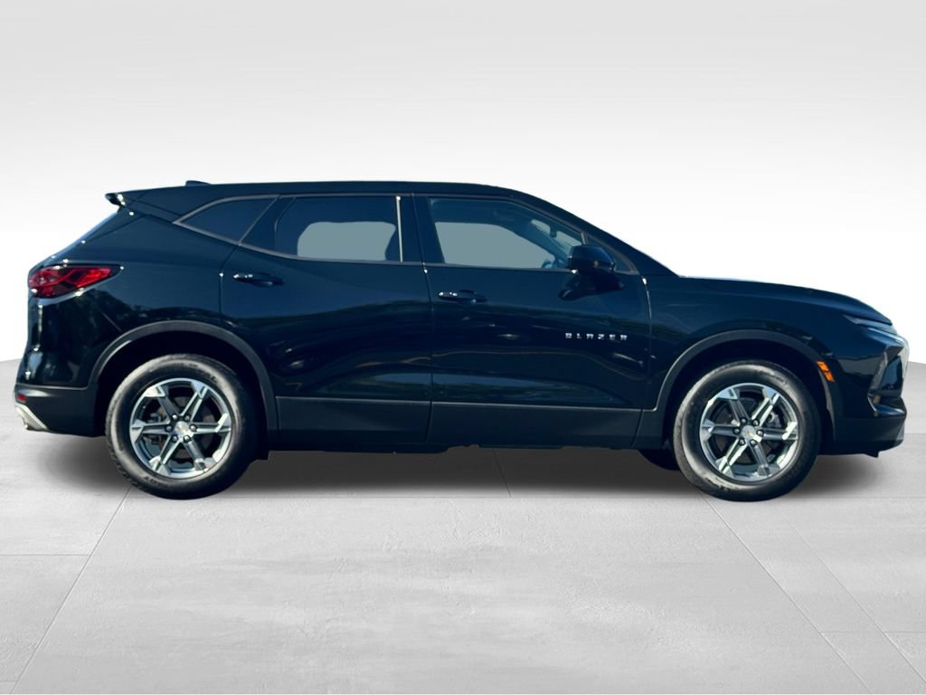 Used 2025 Chevrolet Blazer LT FWD image 8