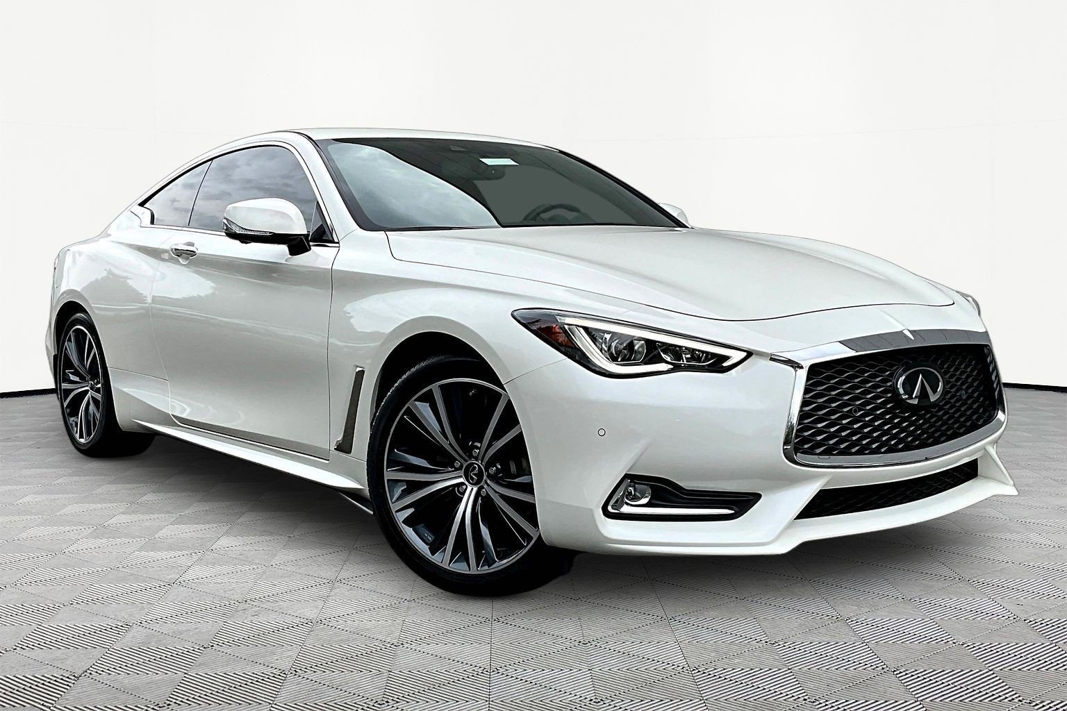 Used 2022 INFINITI Q60 3.0t Luxe w/ Essential Package image 3