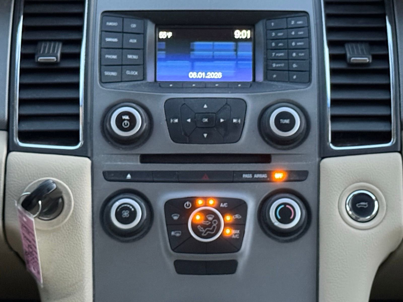 Used 2015 Ford Taurus SE FWD image 19