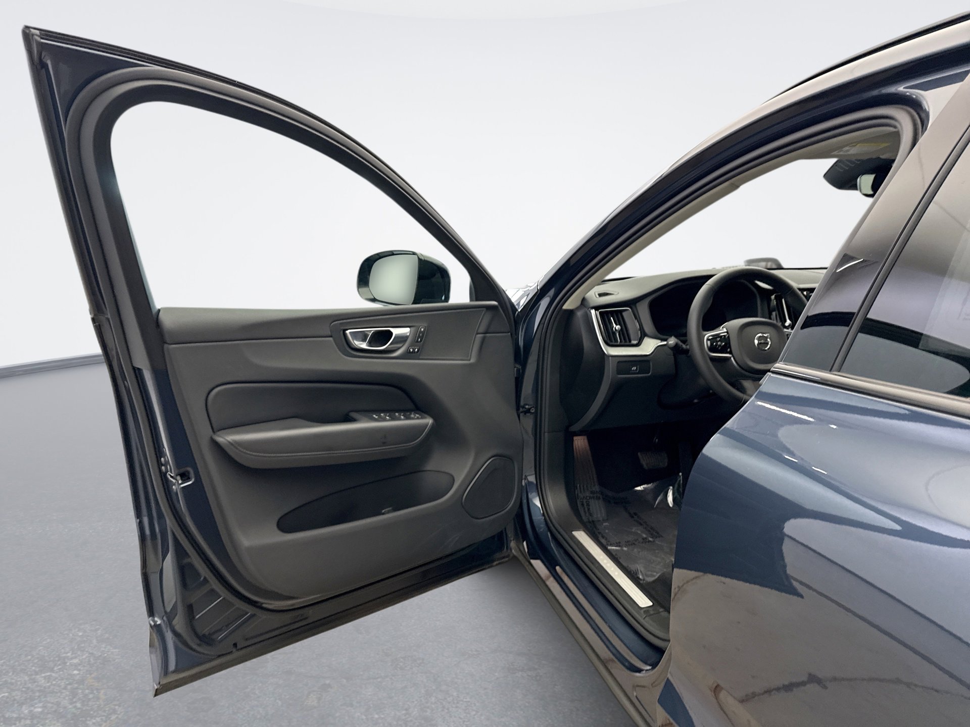 Used 2025 Volvo XC60 B5 Plus AWD/4WD image 9