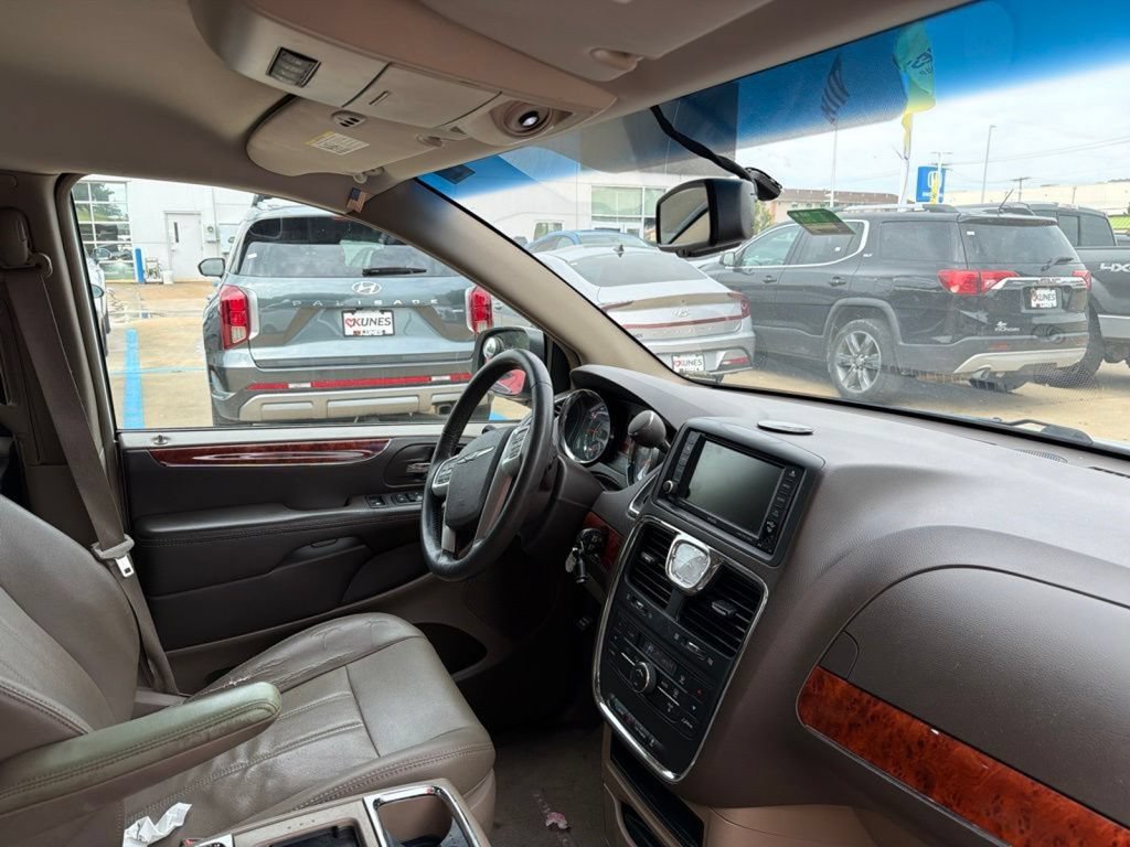 Used 2014 Chrysler Town & Country Touring FWD image 14