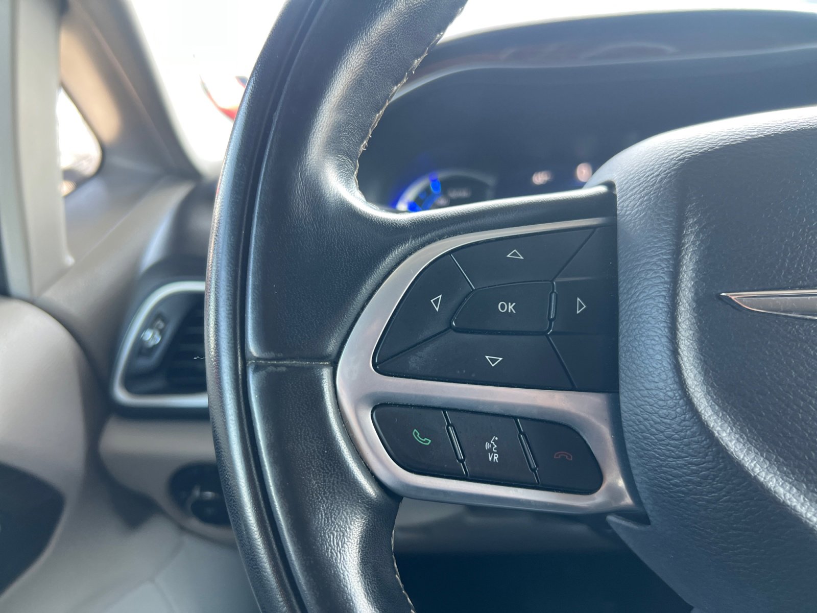 Used 2022 Chrysler Pacifica Limited w/ Uconnect Theater Family Group image 22