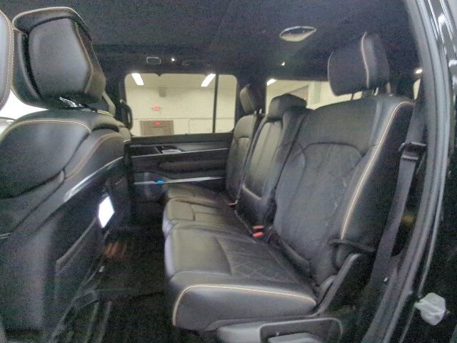 Used 2023 Jeep Grand Wagoneer Series III w/ Quick Order Packagew 28T AWD/4WD image 29