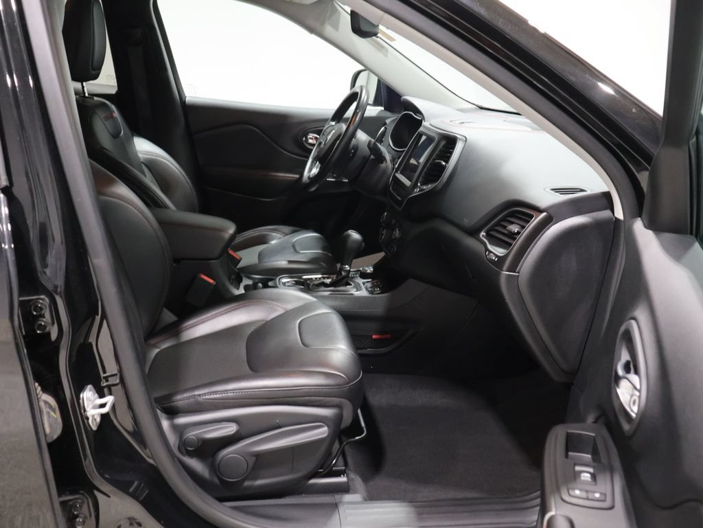 Used 2020 Jeep Cherokee Trailhawk w/ Cold Weather Group AWD/4WD image 24