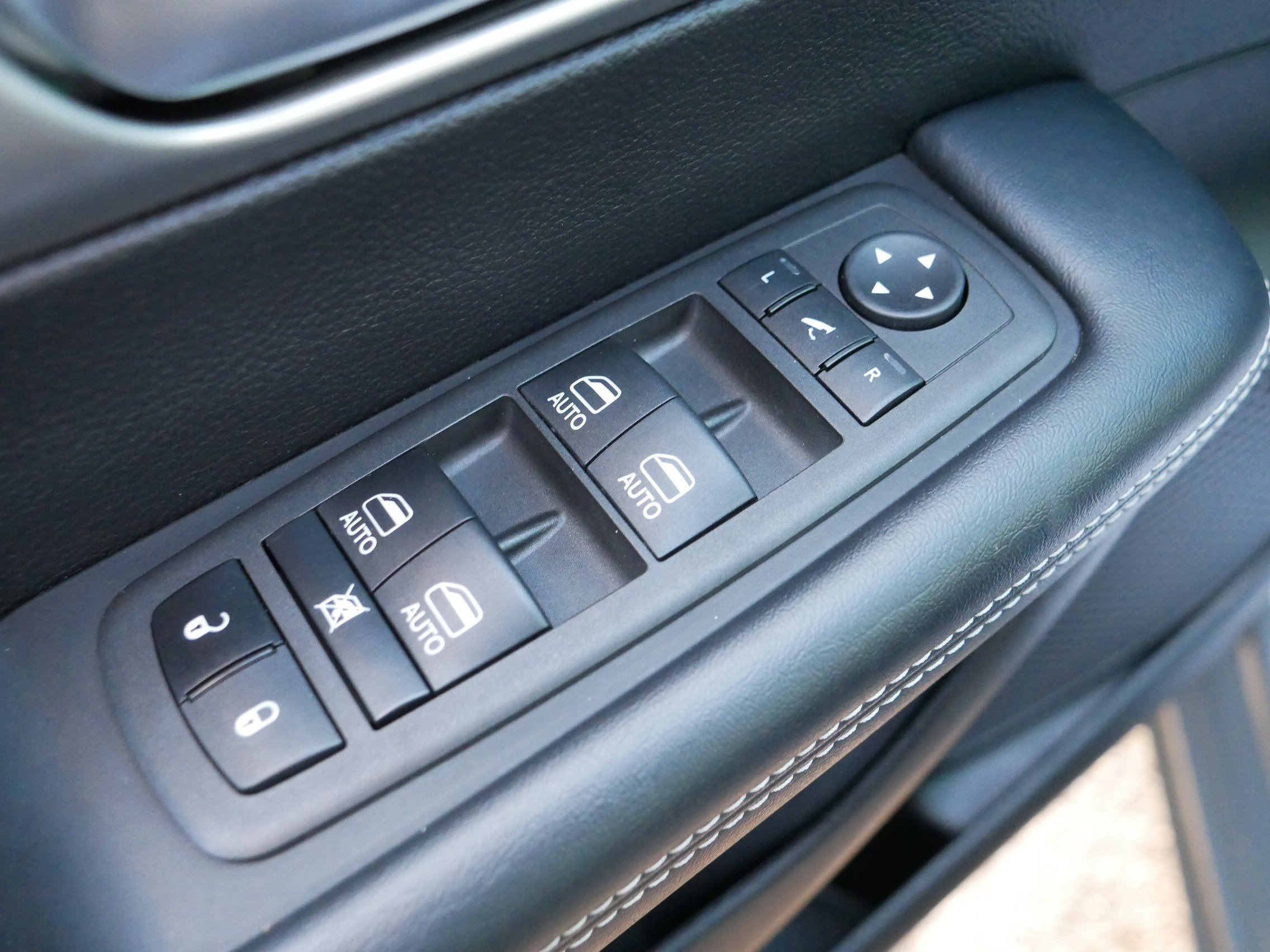 Used 2022 Chrysler Pacifica Limited w/ Uconnect Theater Family Group image 19