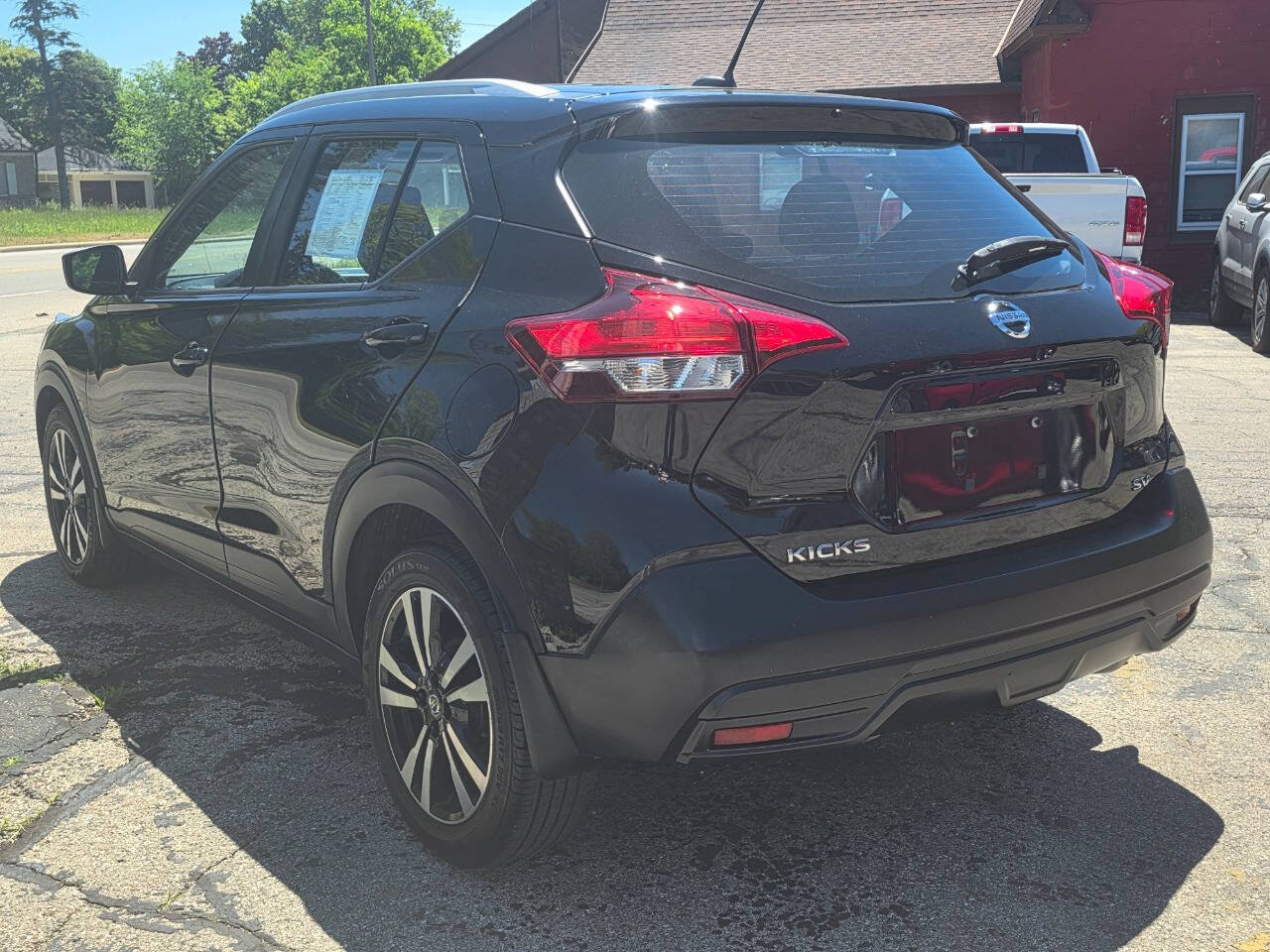 Used 2019 Nissan Kicks SV FWD image 4