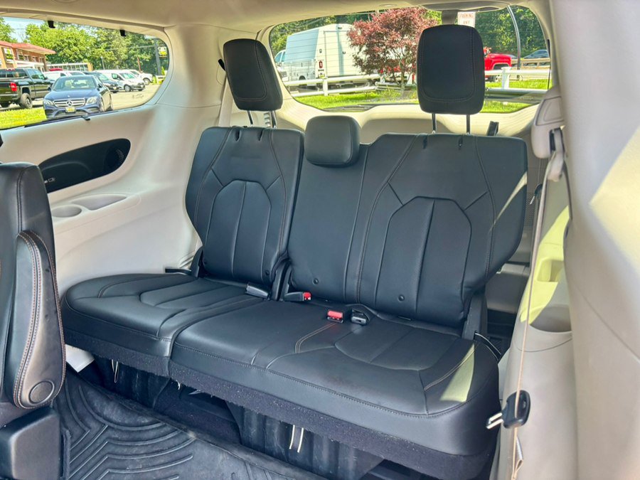 Used 2020 Chrysler Pacifica Touring-L Plus FWD image 17