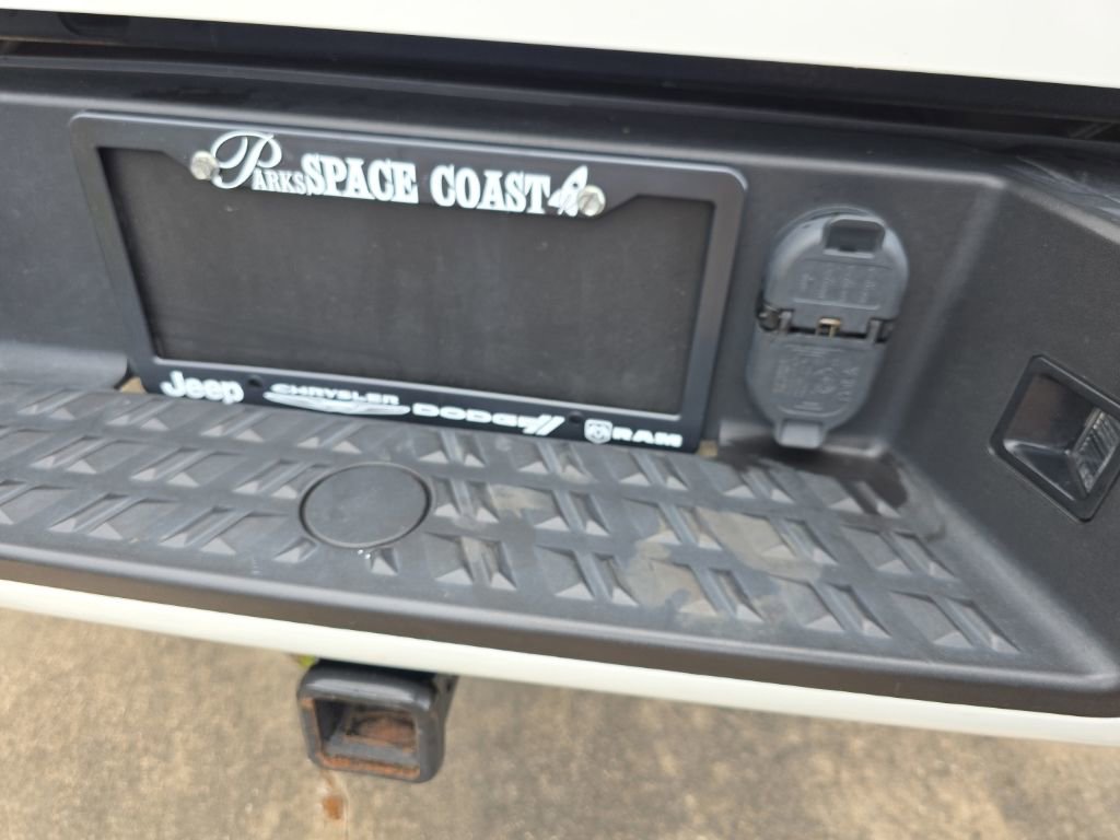 Used 2023 Nissan Titan SV w/ SV Convenience Package image 23