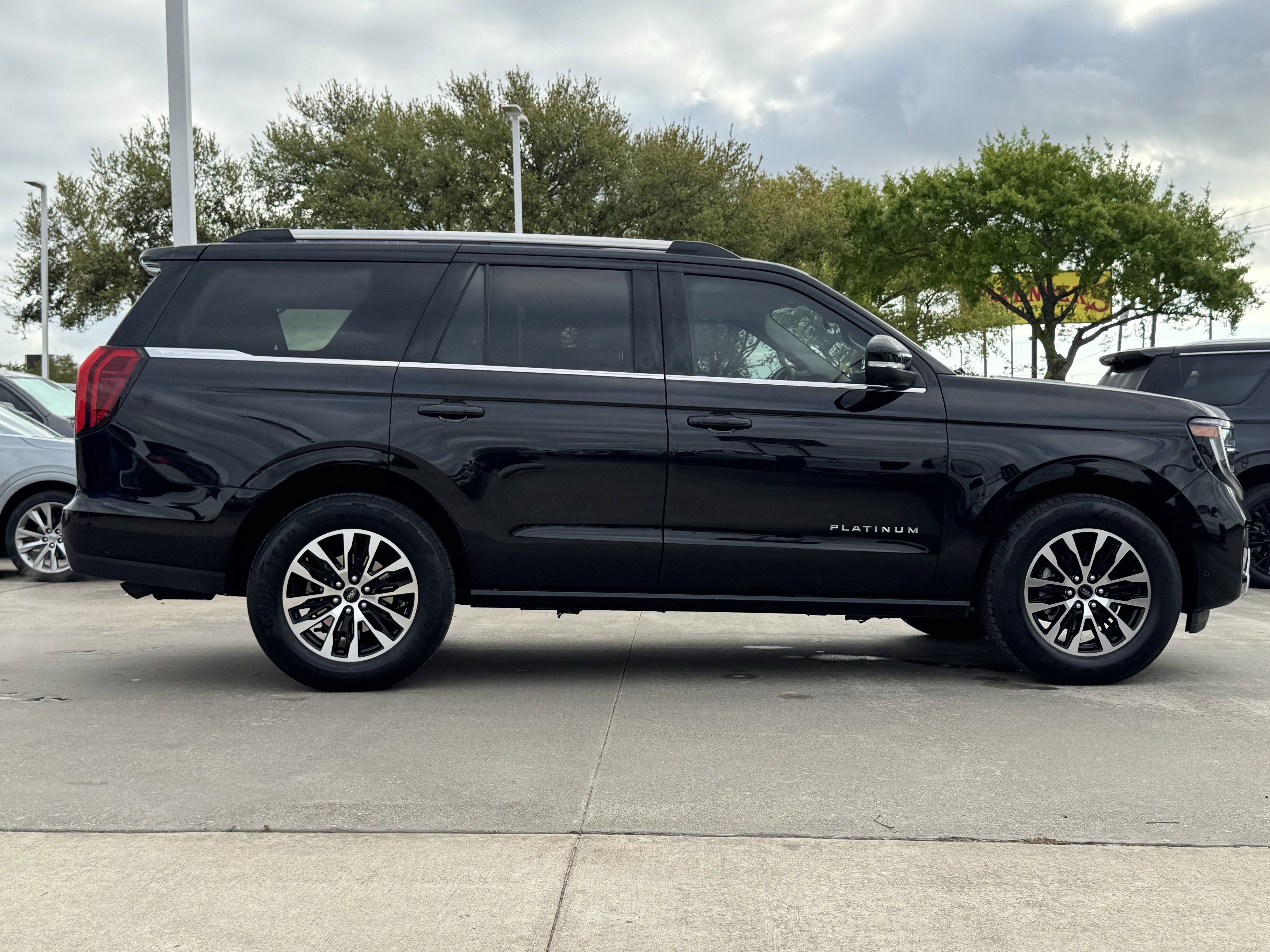 Used 2025 Ford Expedition Platinum AWD/4WD image 7