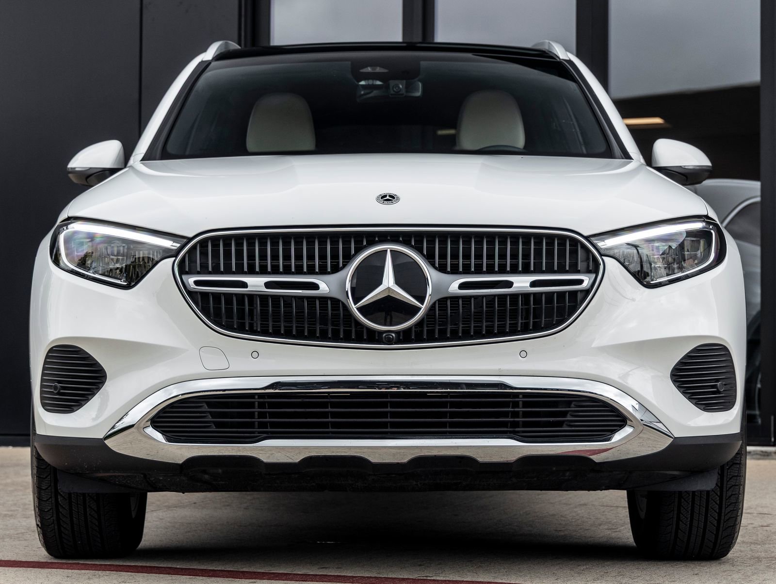 Used 2025 Mercedes-Benz GLC 300 image 4