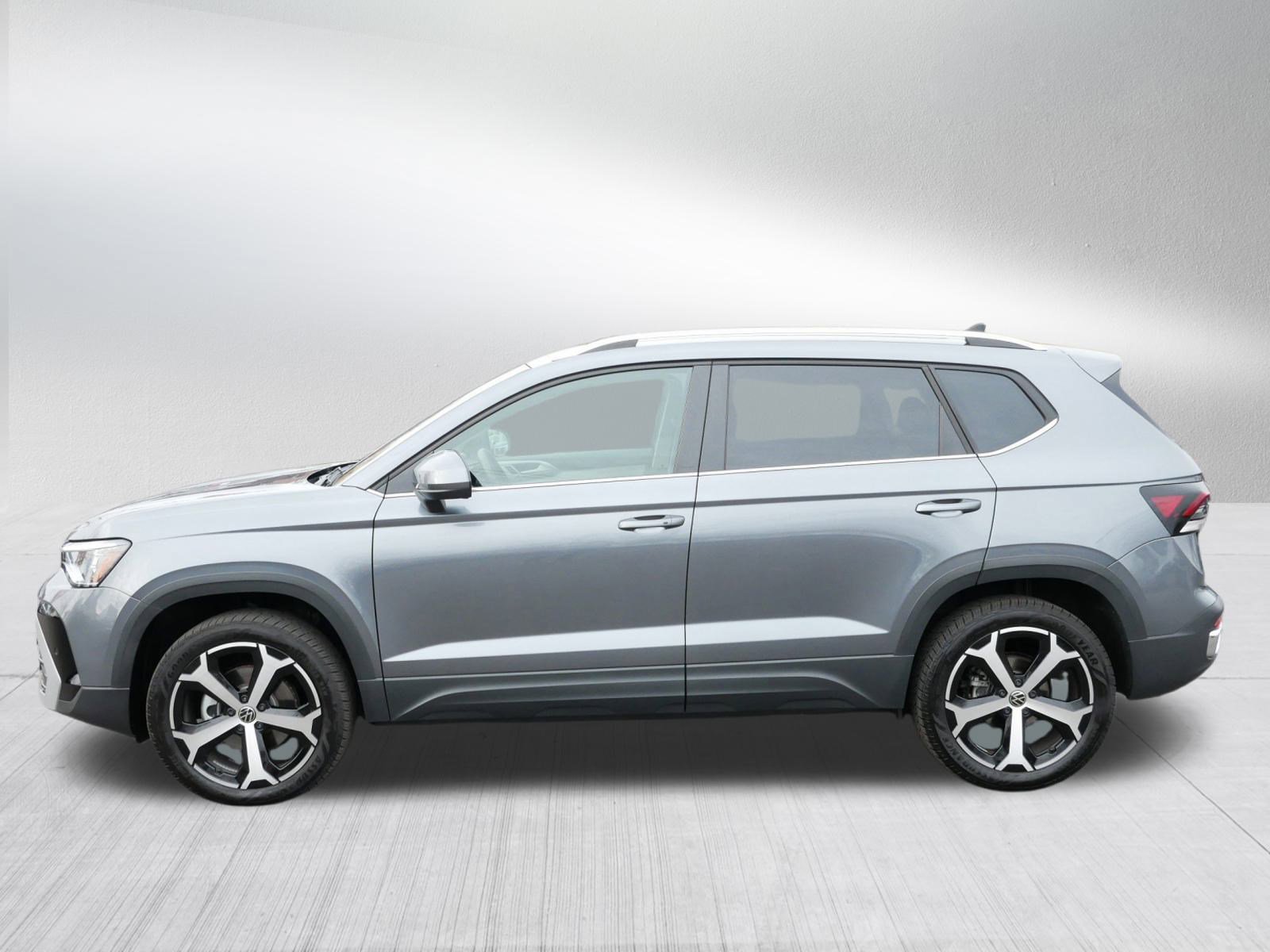 Certified 2025 Volkswagen Taos SEL image 4