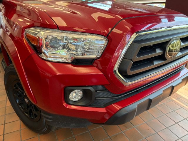 Used 2022 Toyota Tacoma SR5 w/ Technology Package RWD image 2