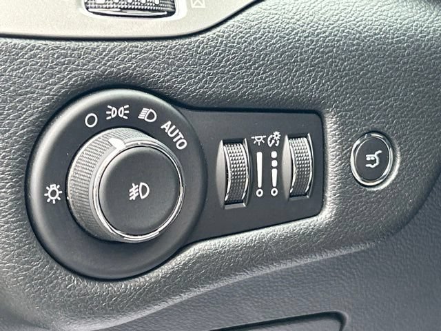 Used 2016 Jeep Cherokee Limited w/ Luxury Group AWD/4WD image 22