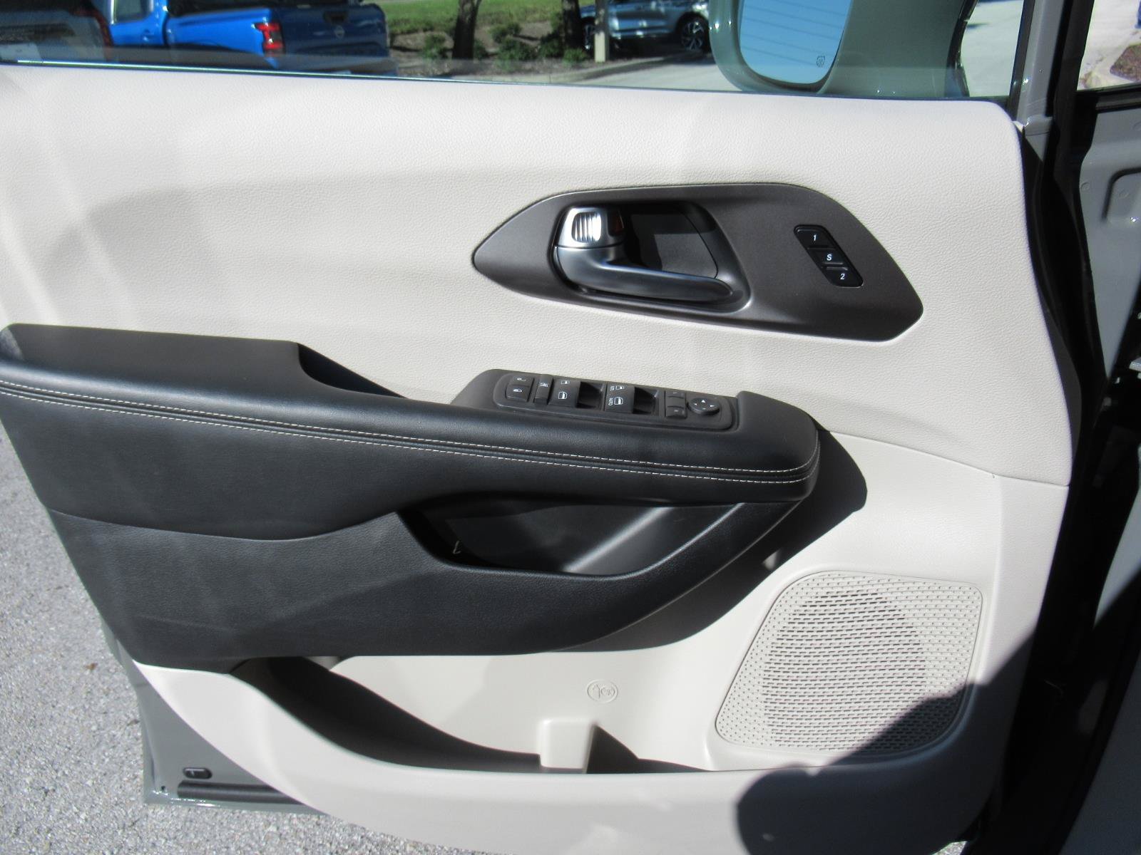 Used 2022 Chrysler Pacifica Touring-L AWD/4WD image 17